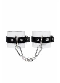 Бело-черные кожаные наручники с одним ремешком с люверсами - Pecado - купить с доставкой в Серпухове
